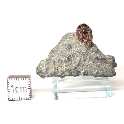 Bénitoite avec inclusion de Neptunite pierre brute 0006