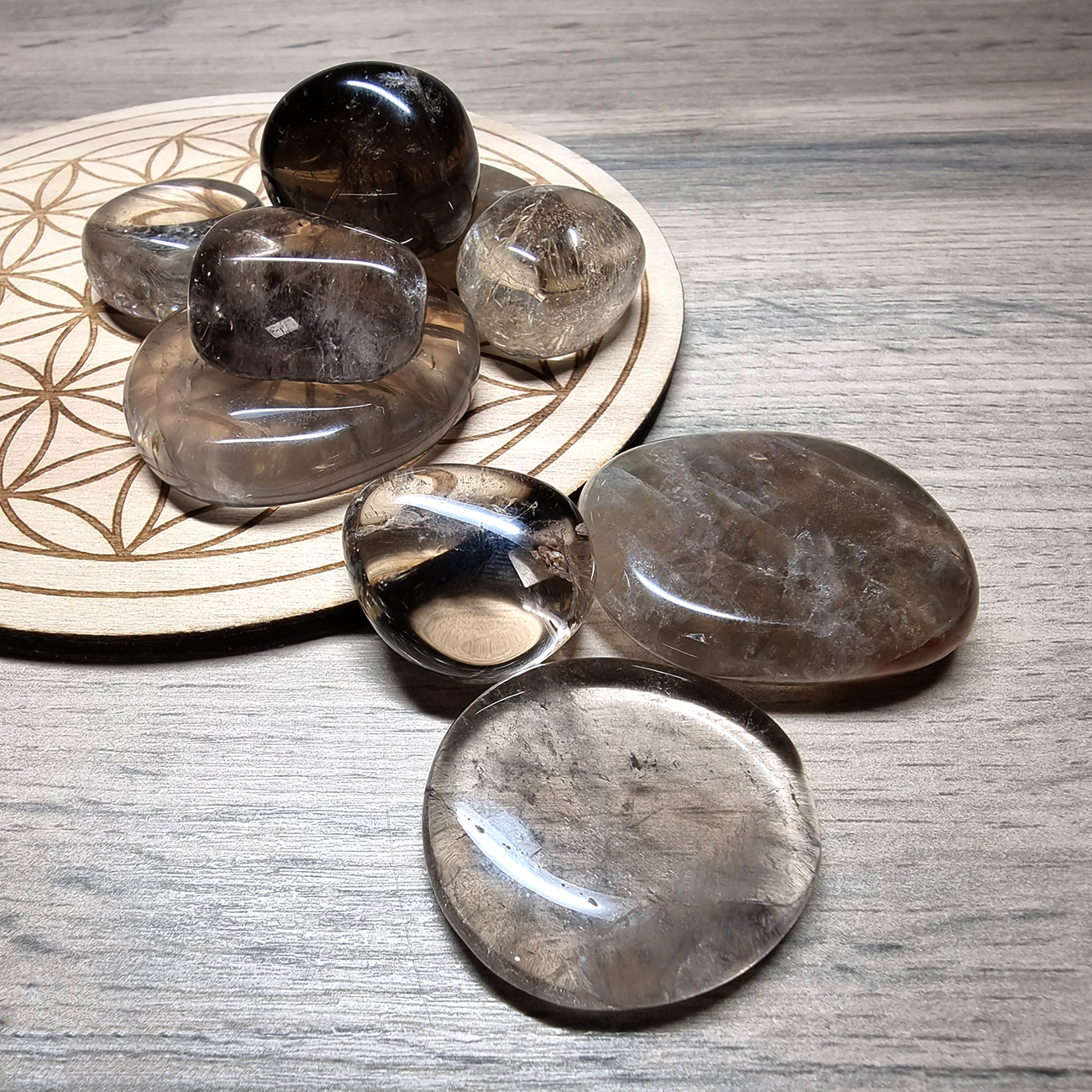 Photo de cristal/quartz fum en pierre roule et pierre plate