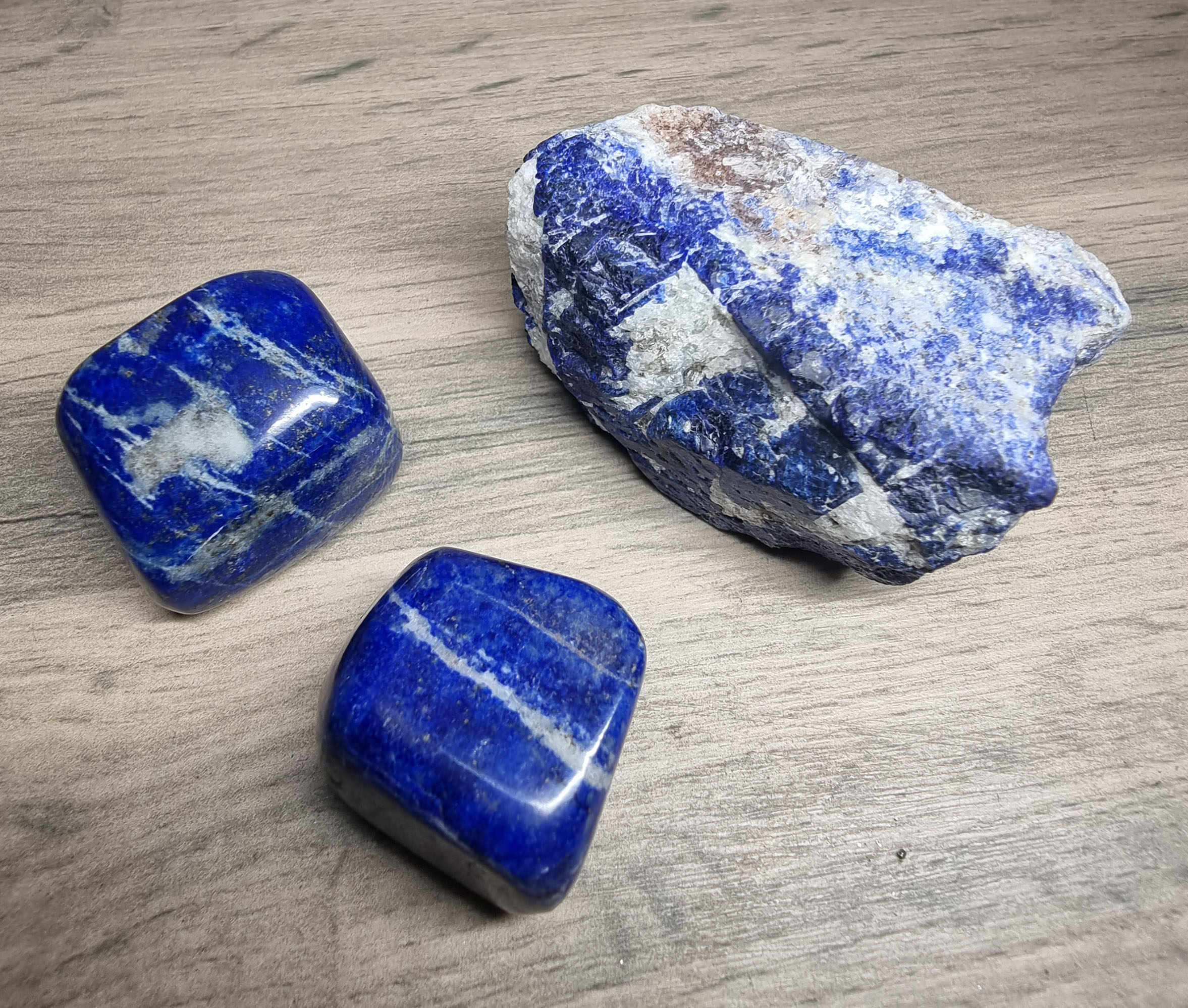 Photo de Lapis Lazuli en pierre roule et en pierre brute