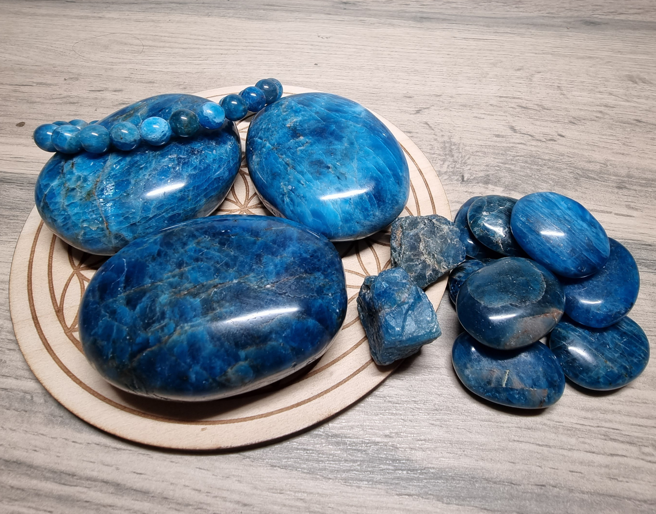 Photo d'apatite bleue en pierre roule, en pierre brute et en bracelet