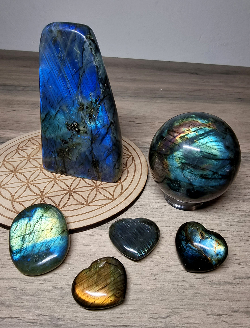 Photo de labradorite en forme libre, sphre, coeur et pierre plate