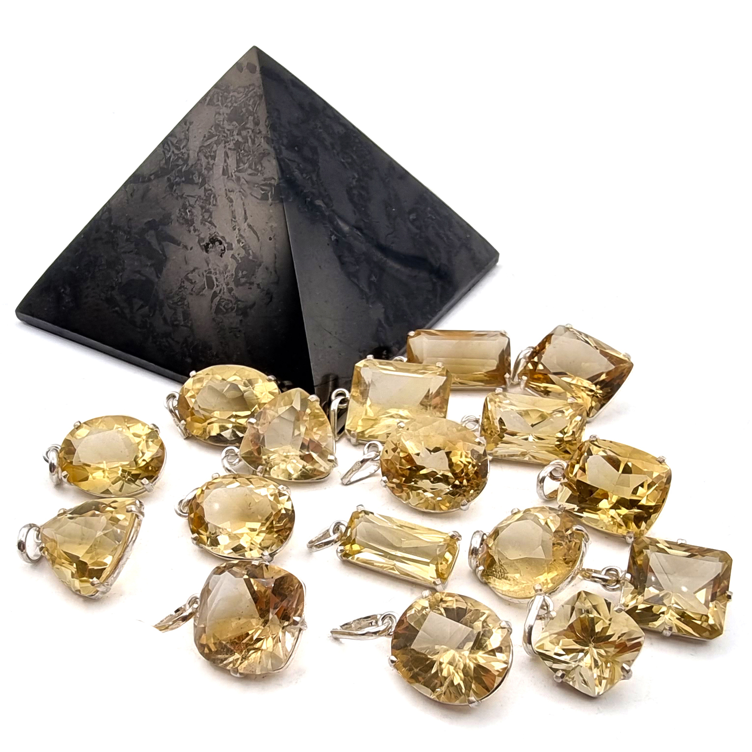 Photo de citrine naturelle taille en pendentif et d'une pyramide en shungite 