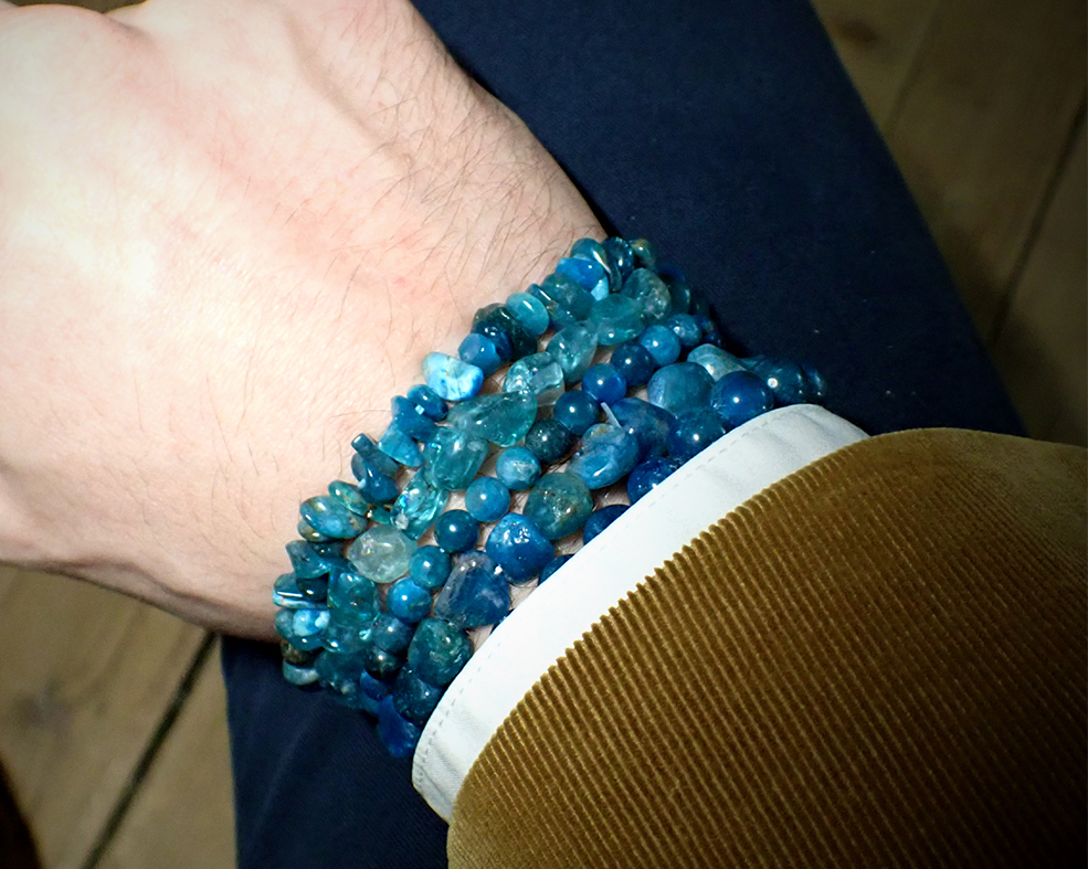 Photo d'apatite bleue en bracelet baroque, boule et roul