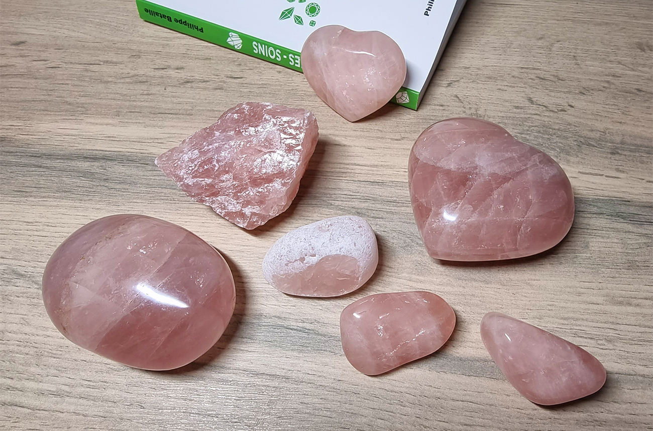 Photo de quartz rose en pierre roule, pierre brute et coeur