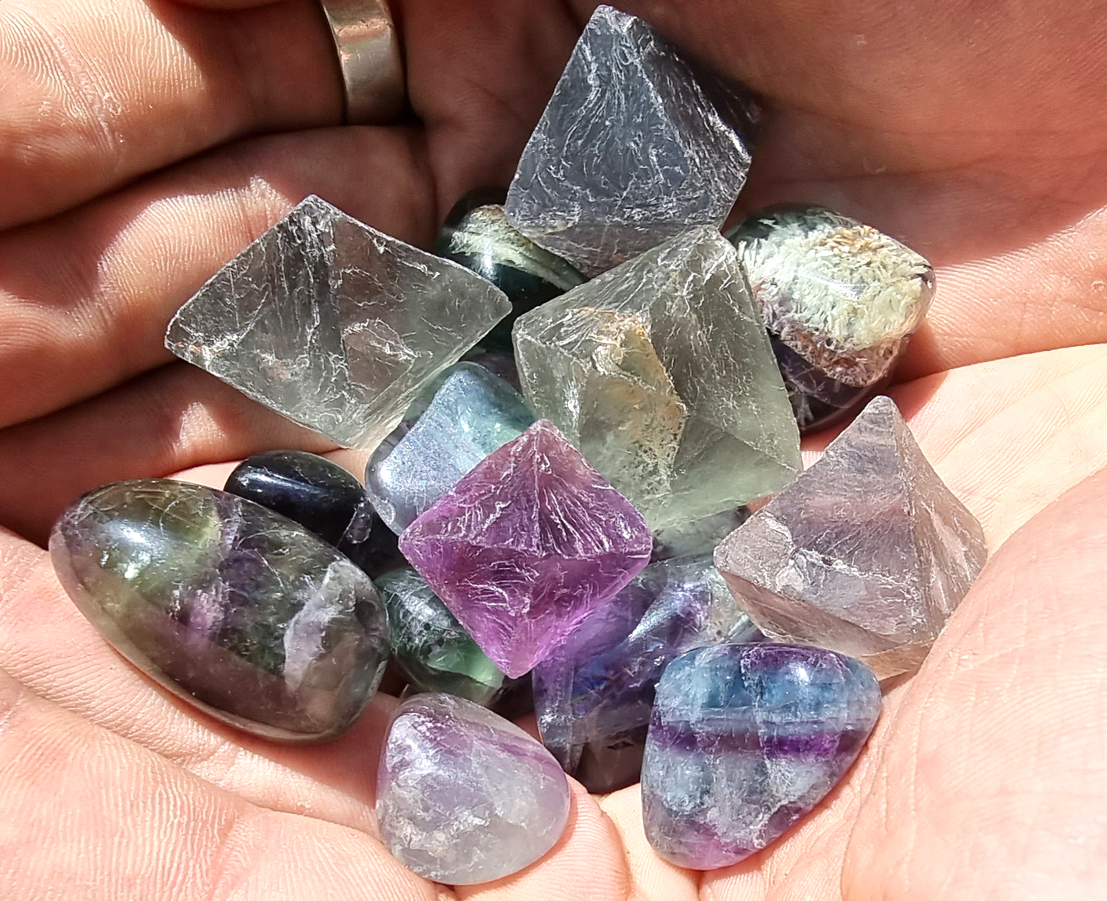 Photo de Fluorine Multicolore en pierre roule et pierre brute